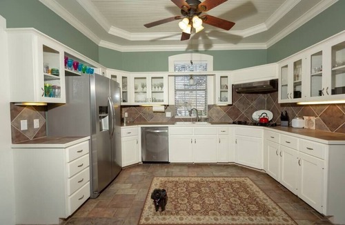 Johnson City House | On The Town Square, WALK TO FOOD, BARS, WINERIES.