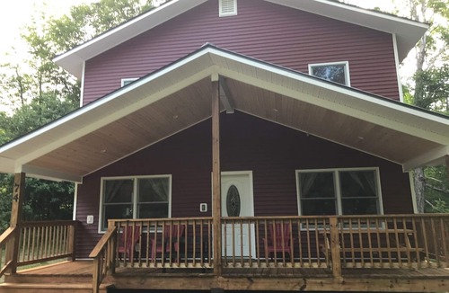 Jeffersonville House | On the trail map! Walk to everything! Sleeps 10!
