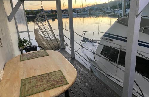 Whangarei Apartment | On the water boat House