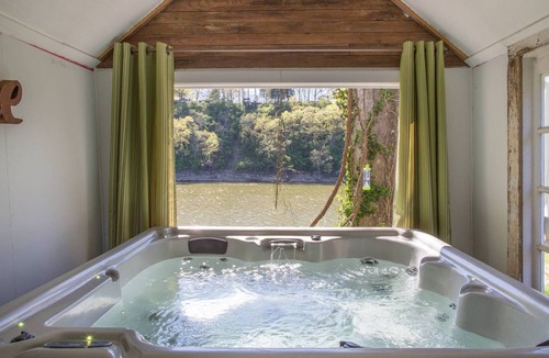 Pennington Bend House | ON THE WATER! CLOSE TO CITY! GIRLS WEEKEND OR FAM. VERY PRIVATE!nRIVER VIEWS!n