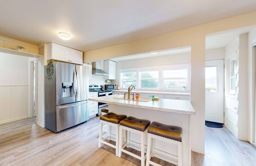 Waldport House | On the Water's Edge - Dog-Friendly, Crabbing, Bridge Views & More
