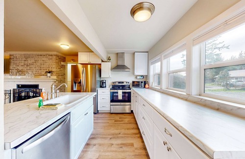 Waldport House | On the Water's Edge - Dog-Friendly, Crabbing, Bridge Views & More