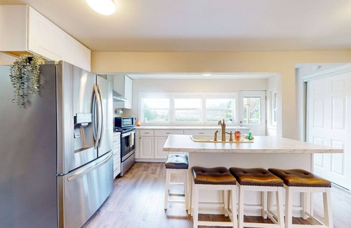 Waldport House | On the Water's Edge - Dog-Friendly, Crabbing, Bridge Views & More