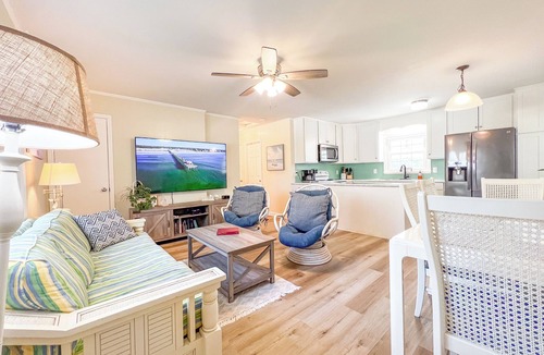 Cedar Point House | On the water with kayaks and a launch, 5 mins from beach, Everything you need!