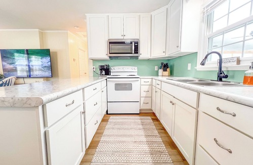 Cedar Point House | On the water with kayaks and a launch, 5 mins from beach, Everything you need!