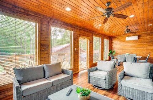 Onalaska House | Onalaska Home w/Game Room, Sunroom & Lake View!