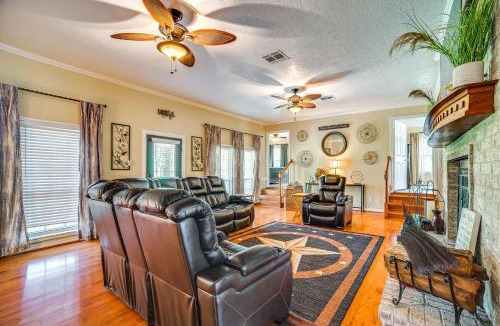 Onalaska House | Onalaska Home w/Game Room, Sunroom & Lake View!