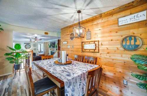 Onalaska House | Onalaska Home w/Game Room, Sunroom & Lake View!