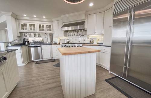 Avalon House | Once in a lifetime vacation opportunity with expansive space for the family to enjoy together all while being directly on the beach.