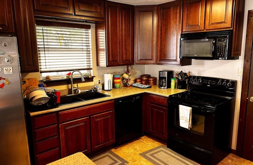 West Livingston House | One Acre Lakefront Home, Indian Hills Peninsula. Pet friendly !