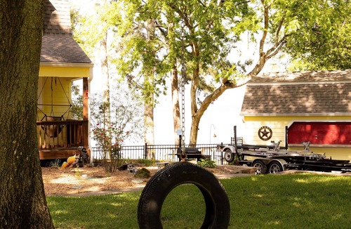 West Livingston House | One Acre Lakefront Home, Indian Hills Peninsula. Pet friendly !