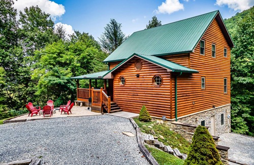 Gatlinburg - Pigeon Forge Cabin | One acre private 4 bedroom + loft! Hot tub, fire pit & game rooms!