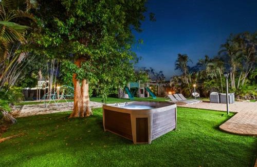 Fort Lauderdale House | One and Only Villa Monster Pickleball Jacuzzi Pool