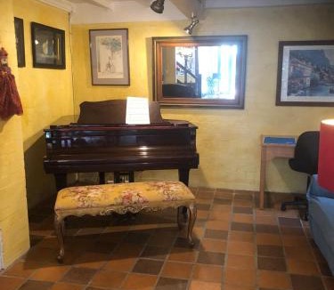 Clayfield Apartment | One Bdrm Garden & Piano Apt