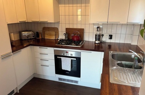 Lee Apartment | One bed flat with sofa bed, parking & home cinema