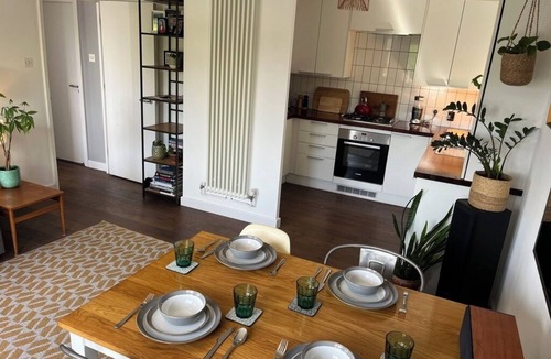 Lee Apartment | One bed flat with sofa bed, parking & home cinema