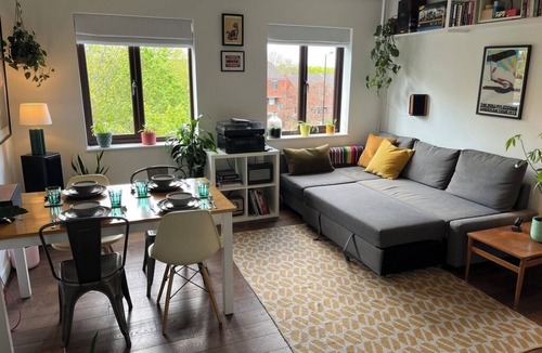 Lee Apartment | One bed flat with sofa bed, parking & home cinema