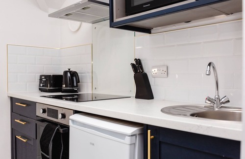 Doncaster Apartment | One Bed studio Apartment with Ensuite and Shower