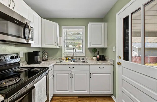 Lakeland House | One bedroom 1️⃣ bath bungalow located n the charming Lake Morton Historic District