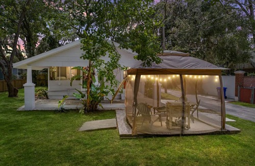 Lakeland House | One bedroom 1️⃣ bath bungalow located n the charming Lake Morton Historic District