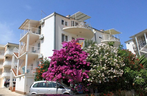 Okrug Gornji Apartment | One bedroom apartment with balcony and sea view Rastići, Čiovo (A-6863-c)