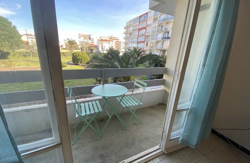 La Jetee Apartment | One-Bedroom Apartment with Secure Parking 50 m from the Beach 4SOL142