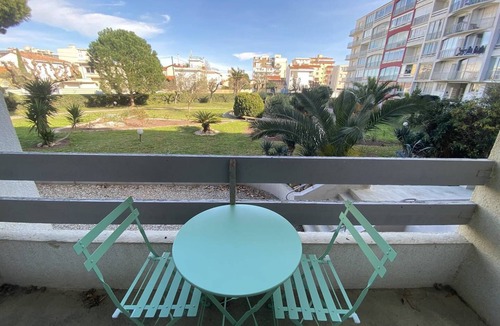 La Jetee Apartment | One-Bedroom Apartment with Secure Parking 50 m from the Beach 4SOL142