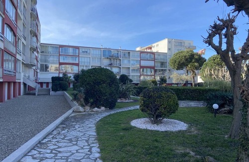 La Jetee Apartment | One-Bedroom Apartment with Secure Parking 50 m from the Beach 4SOL142