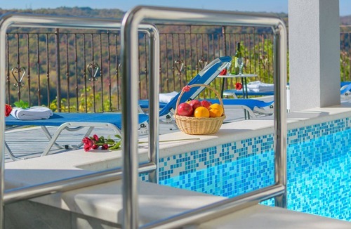 Pican Other | One-bedroom apartment A1 with shared pool in Central Istria