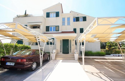 Cancini Apartment | One Bedroom Apartment Bonsai with shared Pool