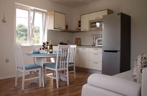 Lukoran Apartment | One bedroom apartment with terrace Lukoran, Ugljan (A-17391-a)