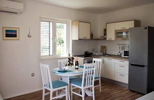 Lukoran Apartment | One bedroom apartment with terrace Lukoran, Ugljan (A-17391-a)