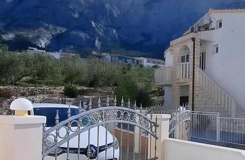 Veliko Brdo Apartment | One bedroom apartment with balcony and sea view Makarska (A-18213-a)