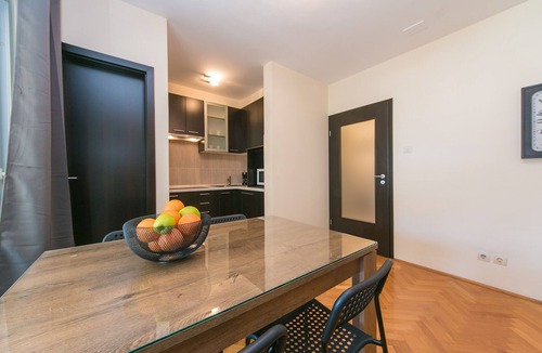 Istok Apartment | One bedroom apartment with balcony Makarska (A-19637-a)