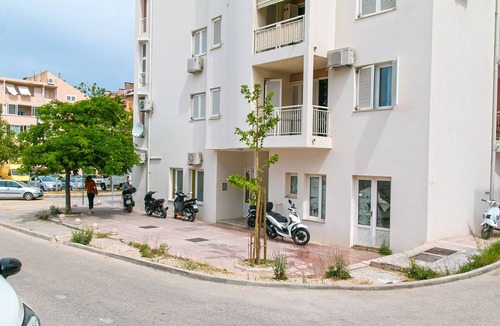 Istok Apartment | One bedroom apartment with balcony Makarska (A-19637-a)