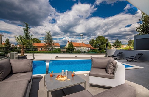 Vantacici Apartment | One bedroom apartment with terrace Vantačići, Krk (A-19303-a)