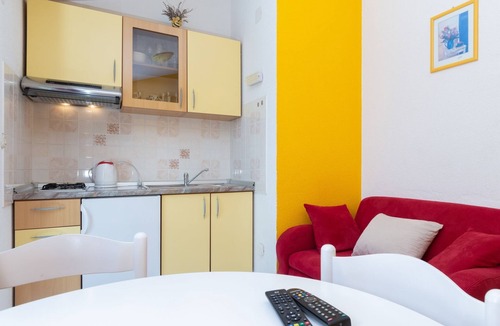 Posedarje Apartment | One bedroom apartment with balcony and sea view Posedarje, Novigrad (A-6190-b)