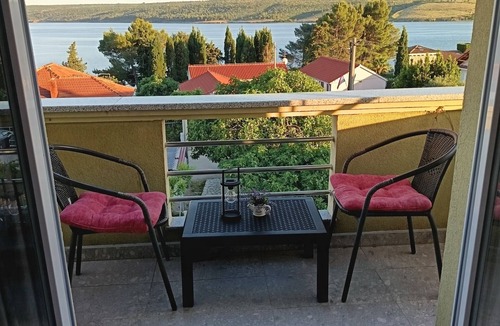 Posedarje Apartment | One bedroom apartment with balcony and sea view Posedarje, Novigrad (A-6190-b)