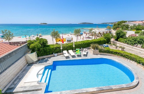 Rogoznica Apartment | One bedroom apartment near beach Rogoznica (A-7557-a)
