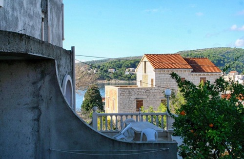 Sumartin Apartment | One bedroom apartment with balcony Sumartin, Brač (A-2949-b)