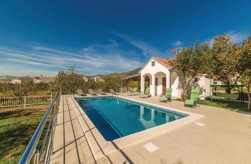 Kastel Luksic Apartment | One-Bedroom Apartment in Kastel Luksic