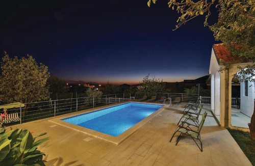 Kastel Luksic Apartment | One-Bedroom Apartment in Kastel Luksic