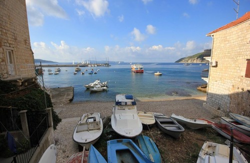 Komiza Apartment | One bedroom apartment near beach Komiža, Vis (A-3035-a)