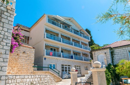 Brist Apartment | One bedroom apartment near beach Brist, Makarska (A-15714-e)