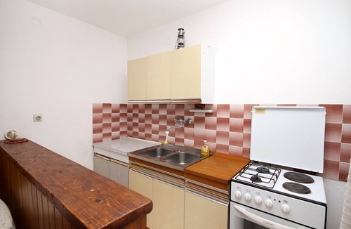 Vrbanj Apartment | One bedroom apartment near beach Mudri Dolac, Hvar (A-118-b)