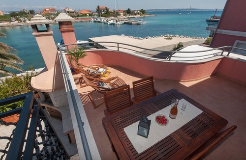 Poljana Apartment | One bedroom apartment near beach Poljana, Ugljan (A-8432-b)