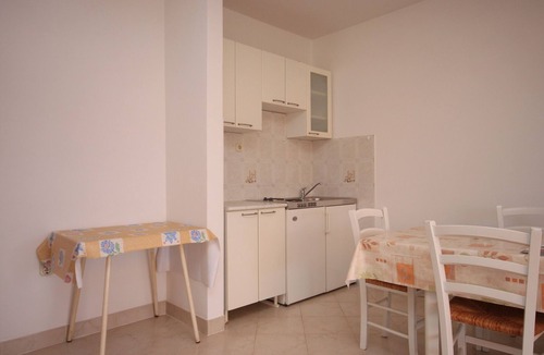 Jakisnica Apartment | One bedroom apartment near beach Jakišnica (Pag) (A-6424-b)