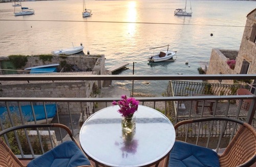 Vis Apartment | One bedroom apartment near beach Vis (A-8525-a)