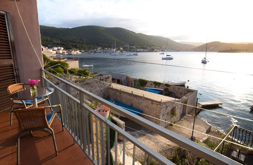 Vis Apartment | One bedroom apartment near beach Vis (A-8525-a)