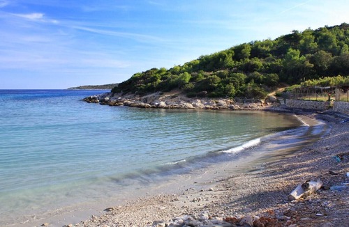 Milna Apartment | One bedroom apartment near beach Milna, Vis (A-8917-d)